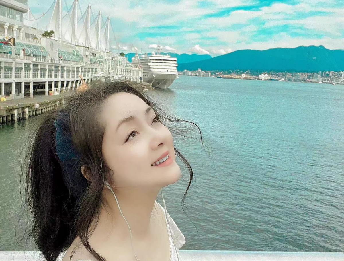 冻龄|57岁薛宝钗张莉加拿大晒庆生照！肌肤胜雪似冻龄，身价过亿仍单身