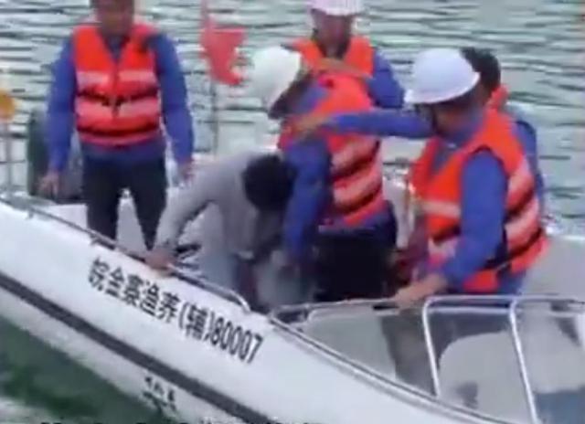 制服|警方通报穿制服人员殴打垂钓者:涉案人员已全部到案