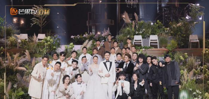 陈小春|陈小春对X-leader溢出屏幕的狂热！应采儿吐槽：大合照都要比X