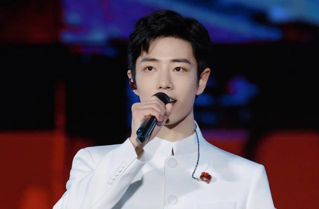 肖战|三家媒体报道肖战写真集,直言肖战是养眼系天花板,非常有魅力