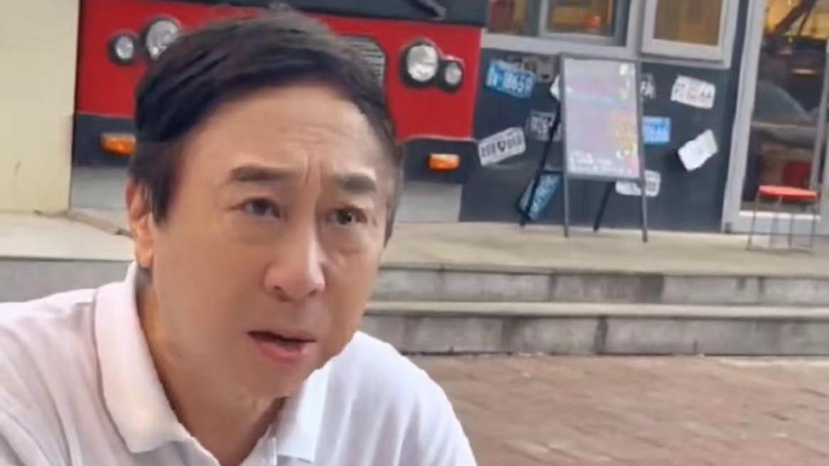 冯巩|64岁冯巩坐垃圾桶旁吃路边摊，大口咬烤蚂蚱无人认出，老来瘦明显
