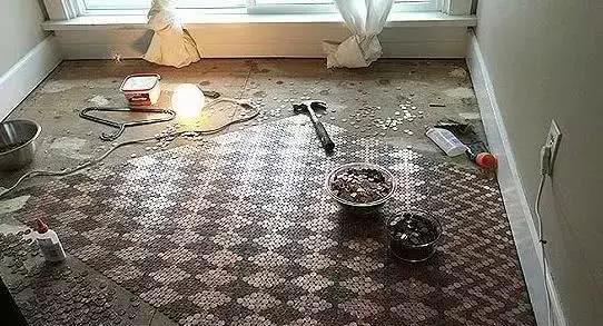 小俩口用“硬币”铺地板,本想彰显“土豪”气息,结果却“辣眼睛”