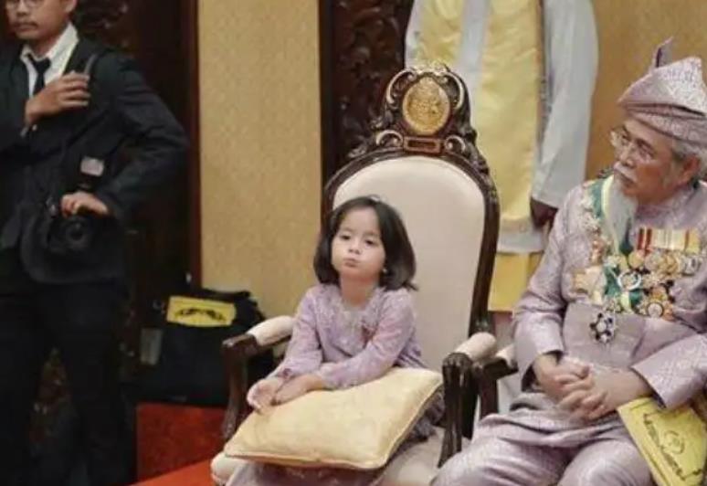 马来西亚|她是马来西亚的小公主,小时候鬼灵精怪,现已亭亭玉立端庄贤淑