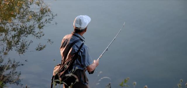 |广东一男子成功登上热搜，被40斤大鱼拖下水，狂喊救命却不丢鱼竿