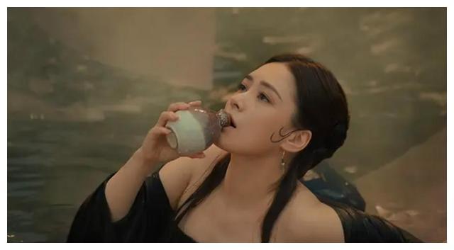 阿娇|41岁阿娇饰演青蛇却遭无情指责：辣眼睛！这是胖蛇成精了？