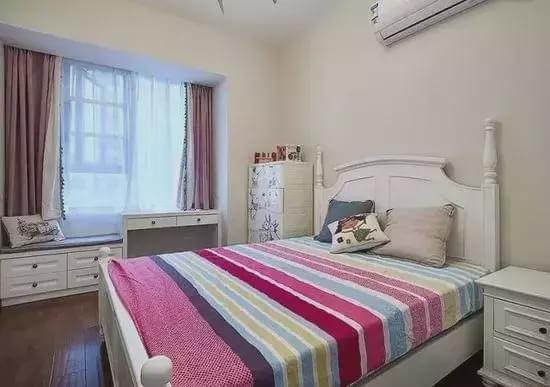 将飘窗改成书桌，它们俩真是绝配，太完美了！