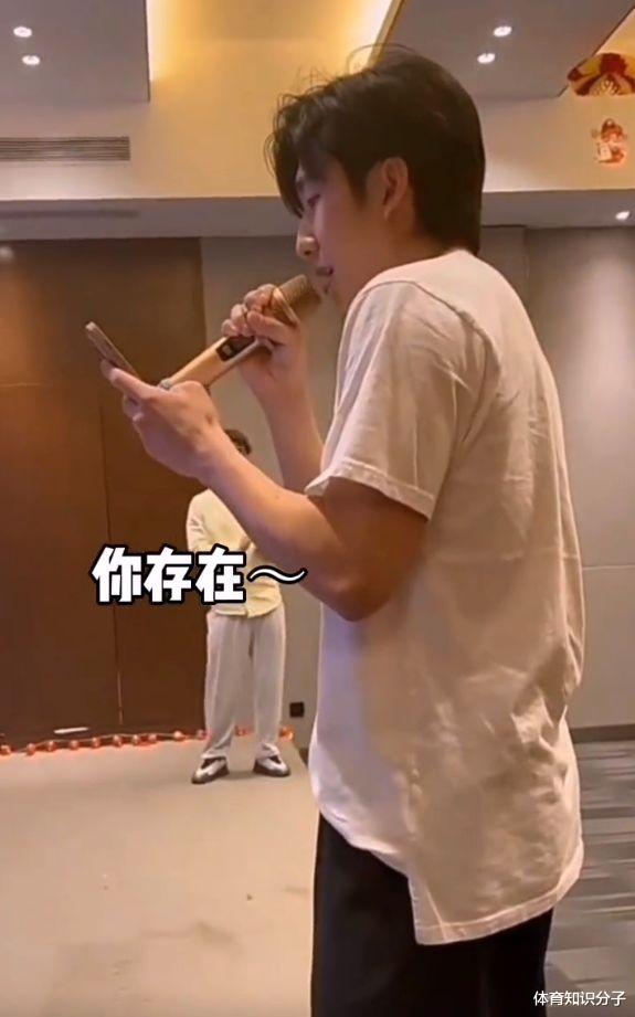 范志毅|韩国入籍速滑明星被队友推上台！唱中文歌带感，无缘冬奥会挺可惜