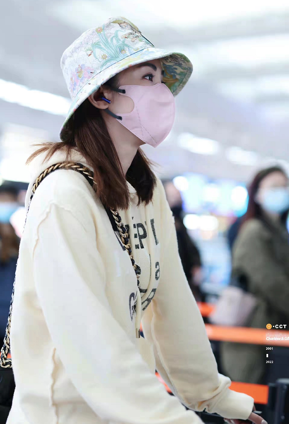 阿娇|Twins参加《浪姐3》?高调合体走机场,同穿卫衣阿娇不如阿Sa吸睛