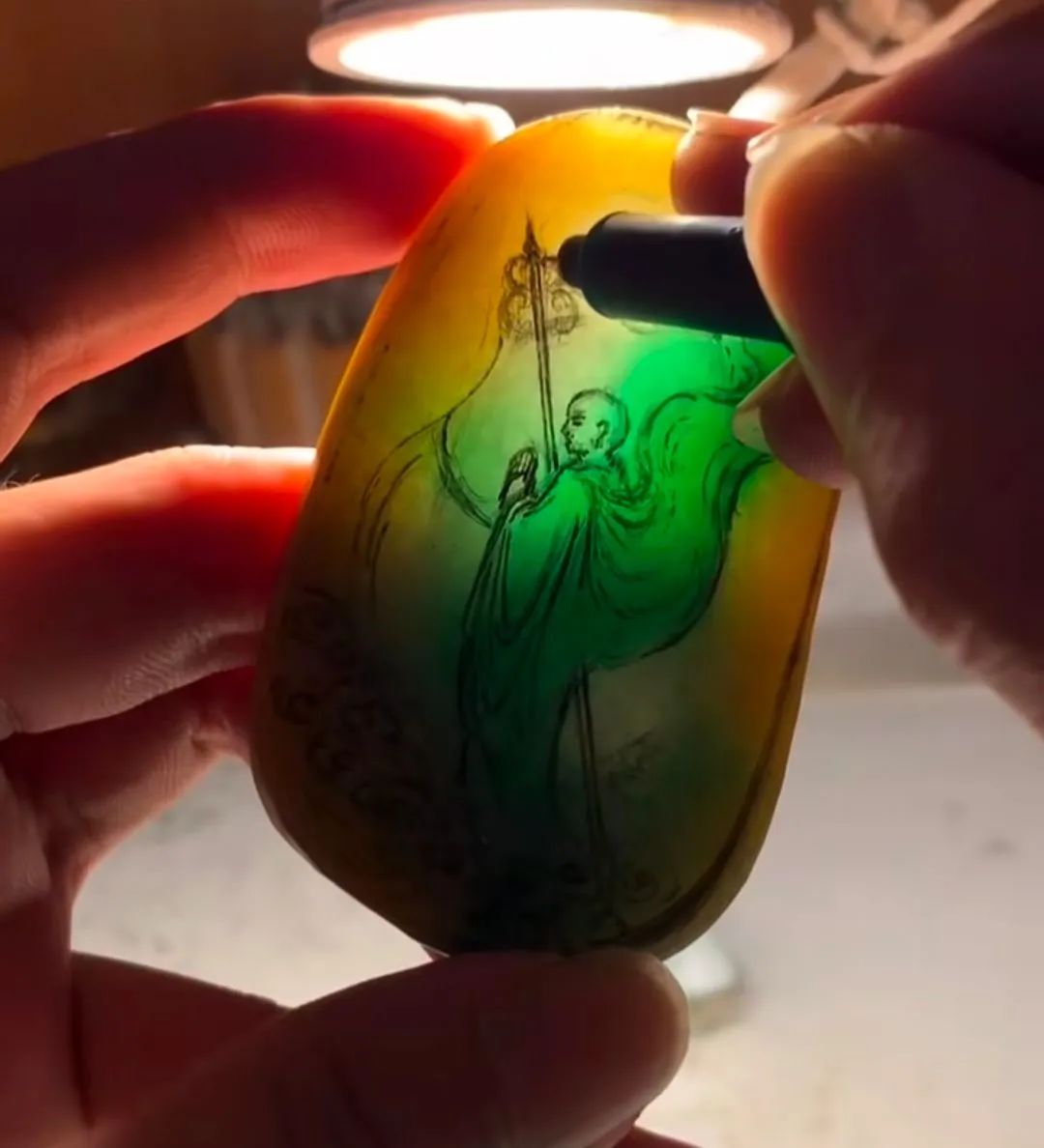 翡翠|小千拿下的翡翠料子,切出辣绿三彩,高端大气上档次!