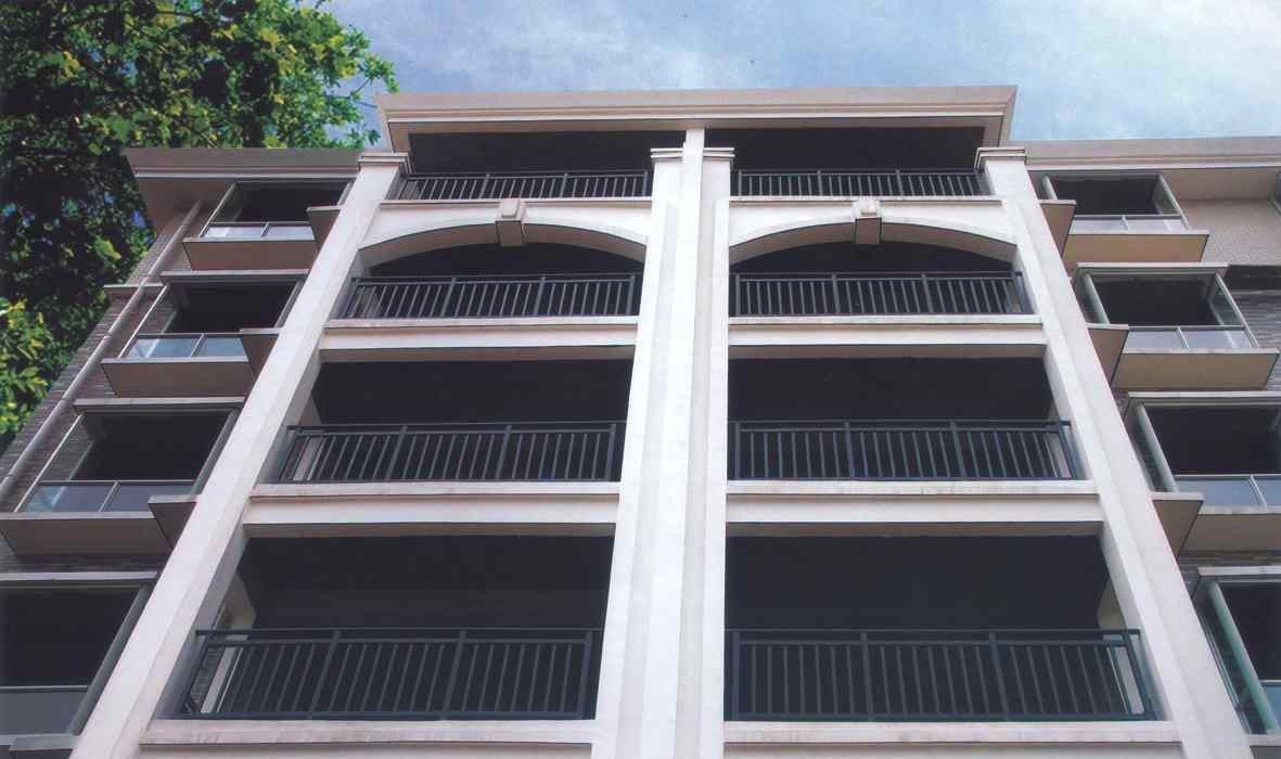 高层住宅窗户外要不要装护栏？