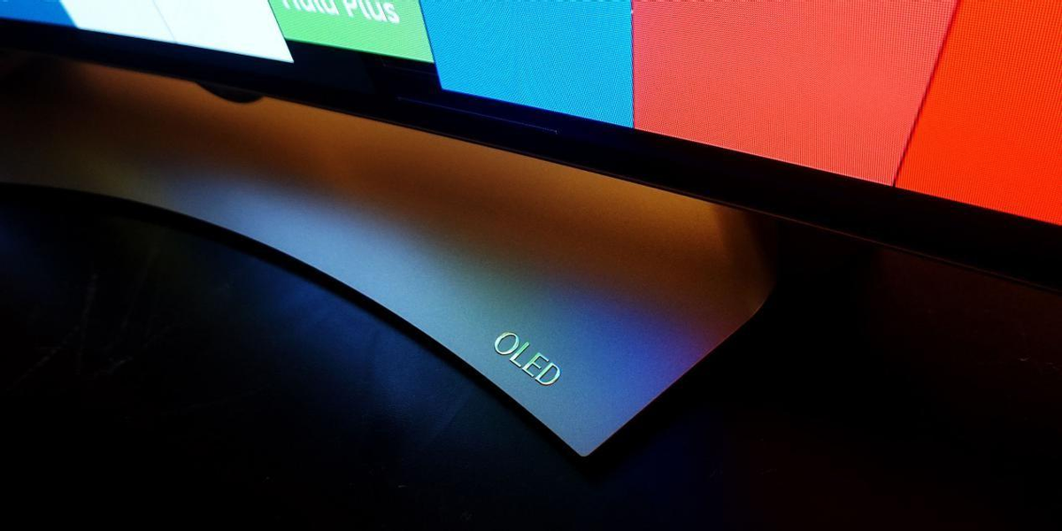 中兴|OLED屏才是未来趋势，2022年购买笔记本看什么？华硕无双才是正解