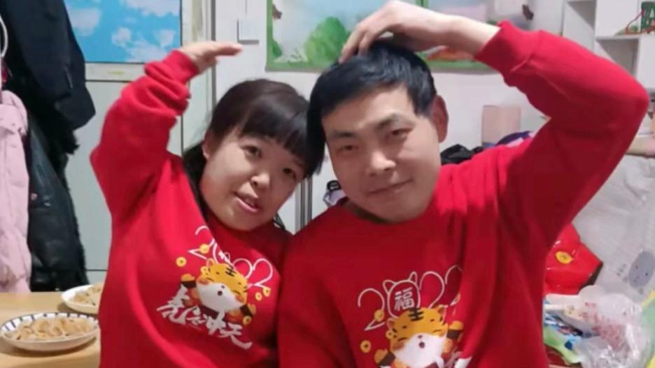 9年前，东北小伙李相卓娶1.1米侏儒症女友，生下女儿，现状如何？