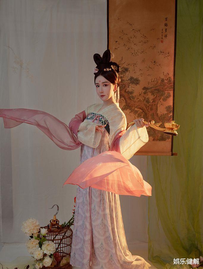 娄艺潇|娄艺潇现身云裳晓芒汉服节 唐装造型带来古风赤伶舞台? ?