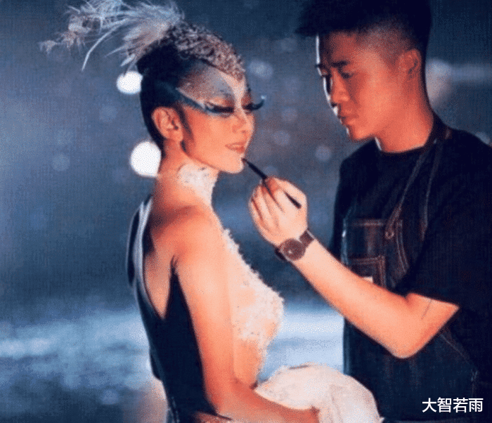 杨丽萍|杨丽萍为了舞台效果演出服都是画的,镜头拉近后,网友:不敢直视