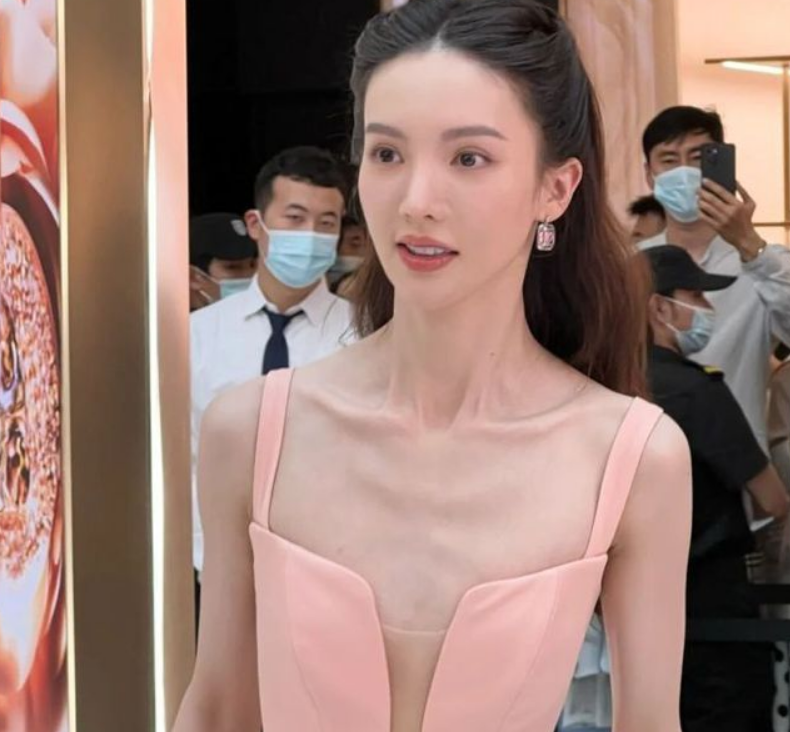 刘亦菲|34岁刘亦菲出席活动，身材圆润显富态，网友喊话女神管理下身材