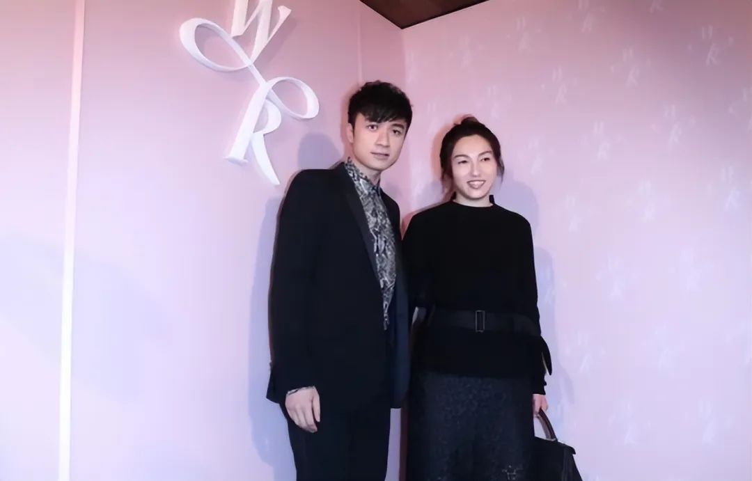 古巨基|古巨基经纪人老婆真耐看，一身黑装优雅又大气，同框林心如不输气质