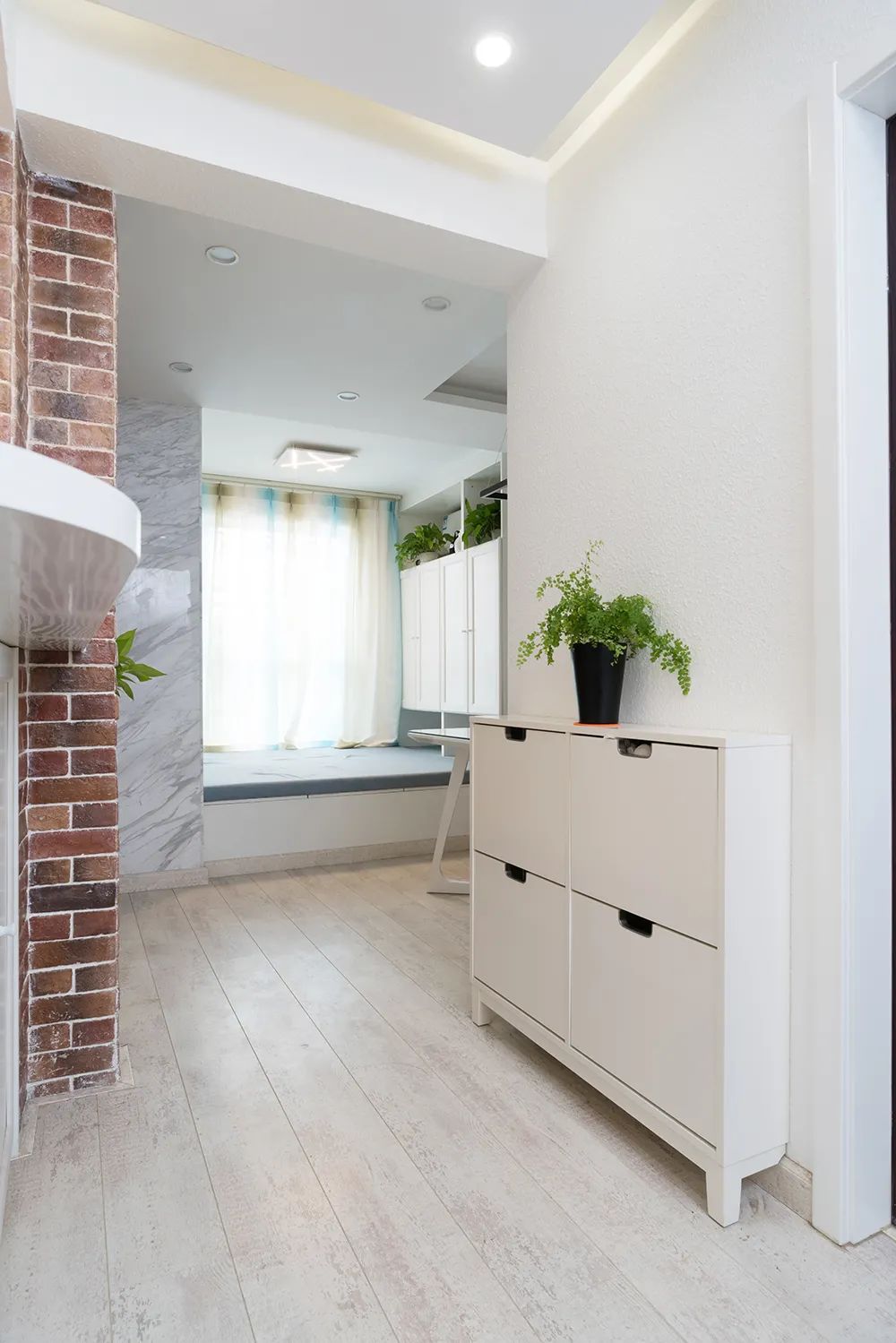 晒晒13万装修的55平小户型,这弧形电视墙,很多人就没见过