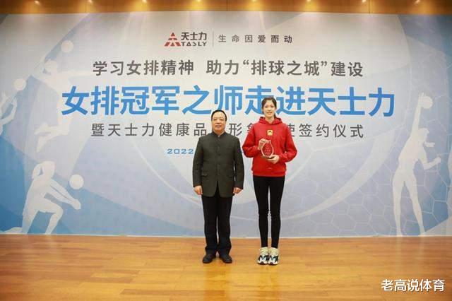 李盈莹|女排集训营最新消息：江苏7名球员奔赴北仑，李盈莹参加签约仪式