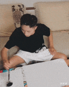 姐姐 “姐姐你就别装了，镜片上的反光早就被大家看光了。”
