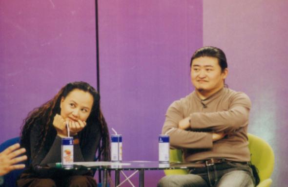 刘欢|57岁刘欢被爆病情恶化?如今靠拐杖出行,妻子32年陪伴令人感动