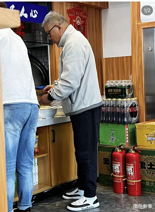 程煜|老戏骨程煜下馆子被偶遇！主动端菜没架子，穿百元布鞋十分接地气