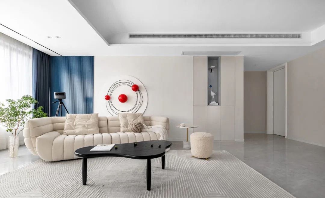 克莱因蓝+奶油白：他家150m2的轻法式家，高颜值还巨能收！