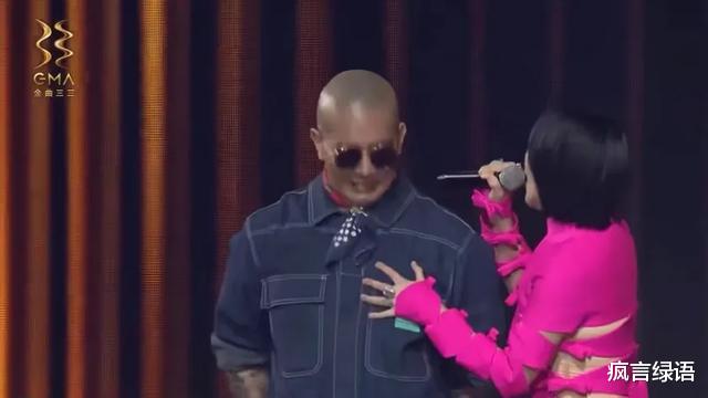 范文芳|四十四岁的小S又玩吃姐夫豆腐的梗真是让人生理不适