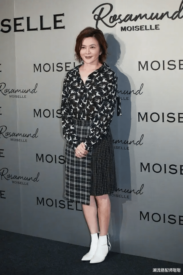 关之琳|香港女神也没抗住岁月,关之琳生图下脸上赘肉明显,身材也微胖