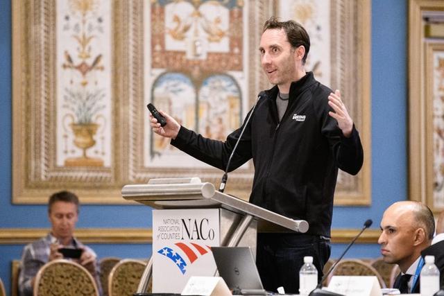 伊隆·马斯克|马斯克被网友罢免后，要把Twitter交给带着全家睡公司的「卷王」