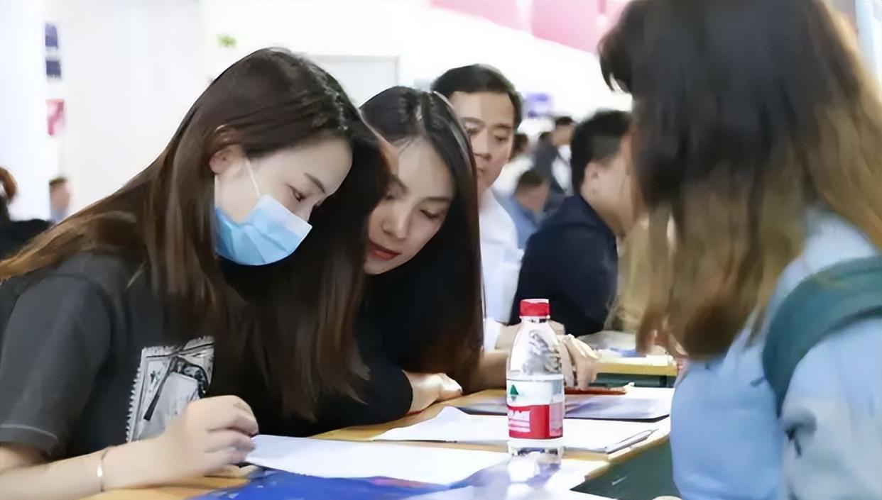 国企|中年危机提前了？名校毕业生工作3年后被裁，面试俩月屡屡碰壁