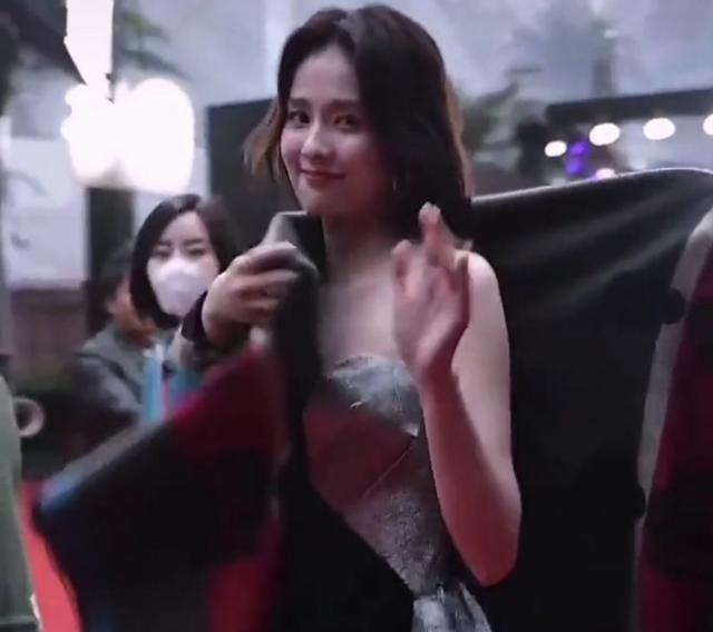 白梦妍|白鹿露肩装走红毯,手压肚子秀小蛮腰,助理怕走光给披上外套