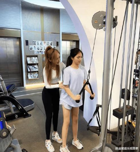 王诗龄|12岁王诗龄暴瘦58斤,瘦出筷子腿尖下巴,要为以后出道铺路吗?