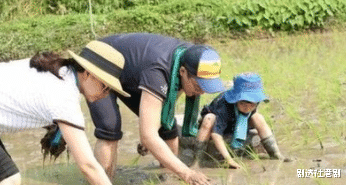 郭晶晶|霍启刚一家五口赶海，郭晶晶依旧低调朴素，用2元发圈引热议