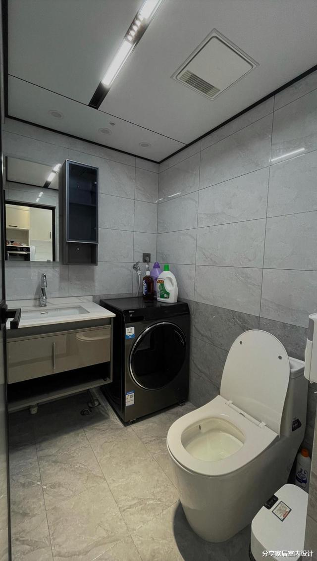 128平现代轻奢风格，时尚与高级感并存，悬空电视背景墙太抢眼了