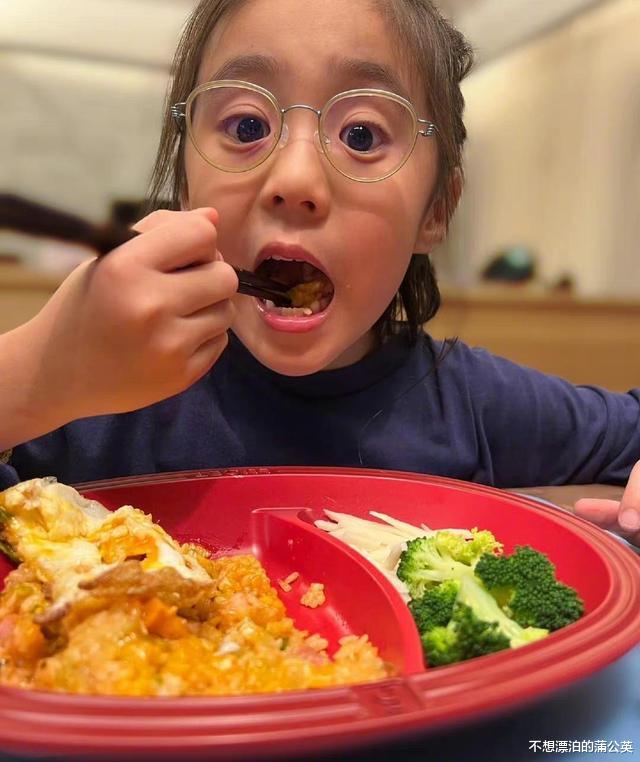 贾静雯|贾静雯为女儿庆生，晒7岁咘咘萌照，希望她不要和妹妹波妞吵架