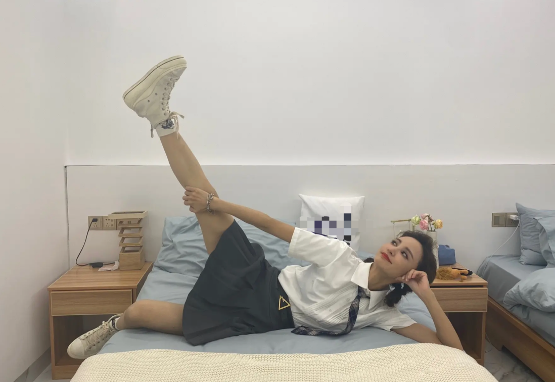 张歆艺|张歆艺穿制服躺床上玩闹,穿短裙单脚卖力抬高,姿势豪迈不怕走光