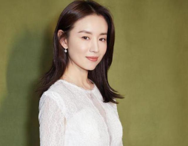 董洁|42岁董洁酒局向男子献殷勤，对男子哭诉楚楚可怜，牵手拥抱显暧昧