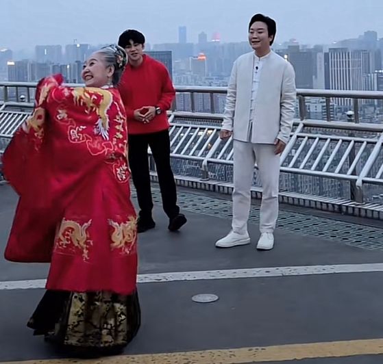 李玉刚|李玉刚现身湖南长沙街头，当众补妆被众人拍照，网友：长沙是星城