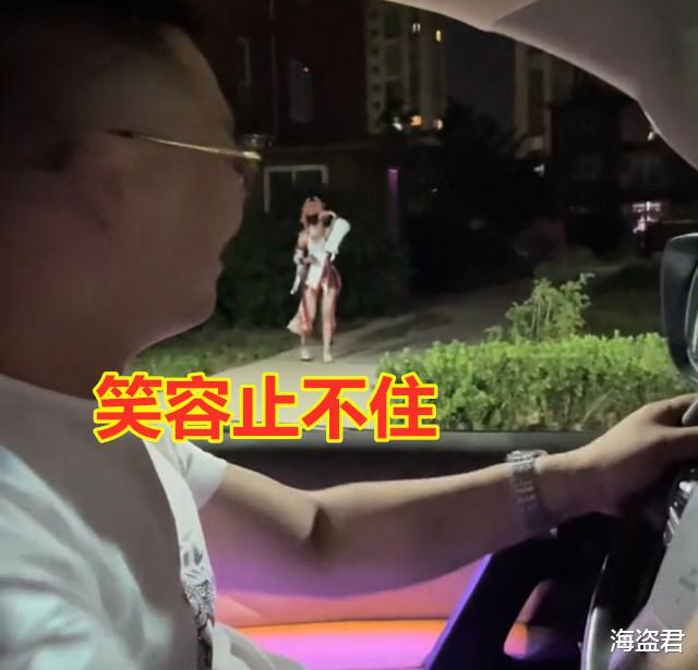 女子穿着清凉跳舞,昏暗路灯下布条飞扬,男子笑着吐槽:吓我一跳