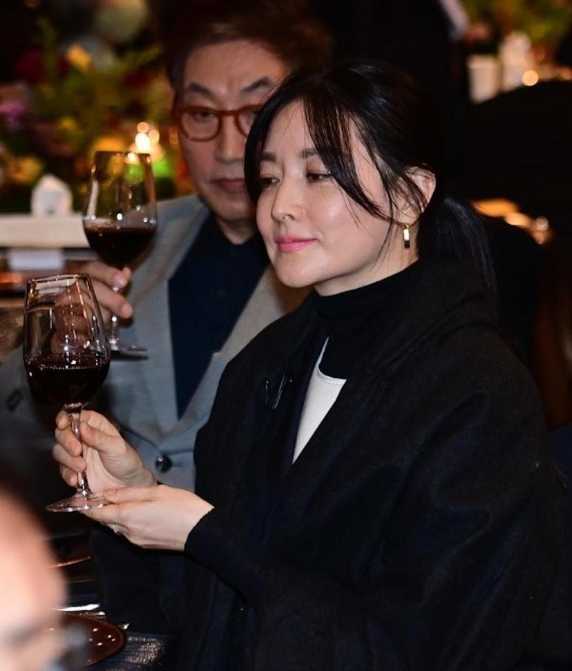 李英爱|李英爱携老公罕见露面,夫妻俩交头接耳尽显恩爱,51岁状态超好