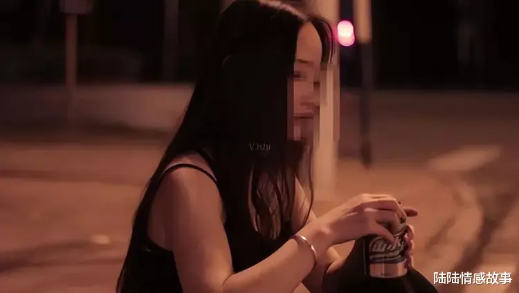 女销售因业绩差,多次被领导点名后,穿短裙工装躺地上买醉
