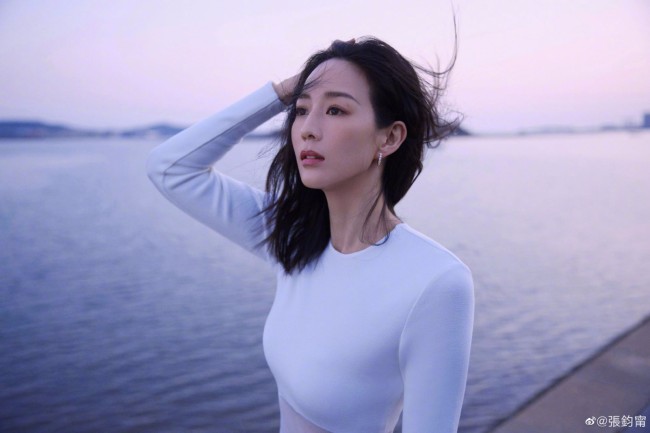 张钧甯|40岁张钧甯穿露腰裙水畔漫步 微风吹拂气质非凡