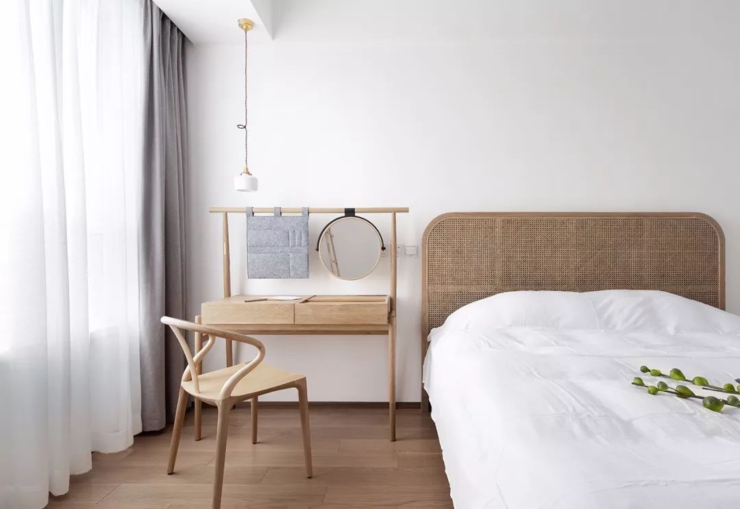 小户型卧室铺什么颜色的木地板?来看下别人家的搭配