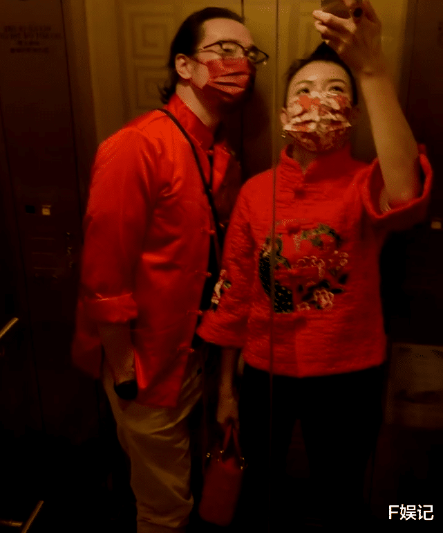陈茵媺|陈豪陈茵媺穿喜庆红色出去过短暂二人世界 夫妻俩贴脸相拥很甜蜜