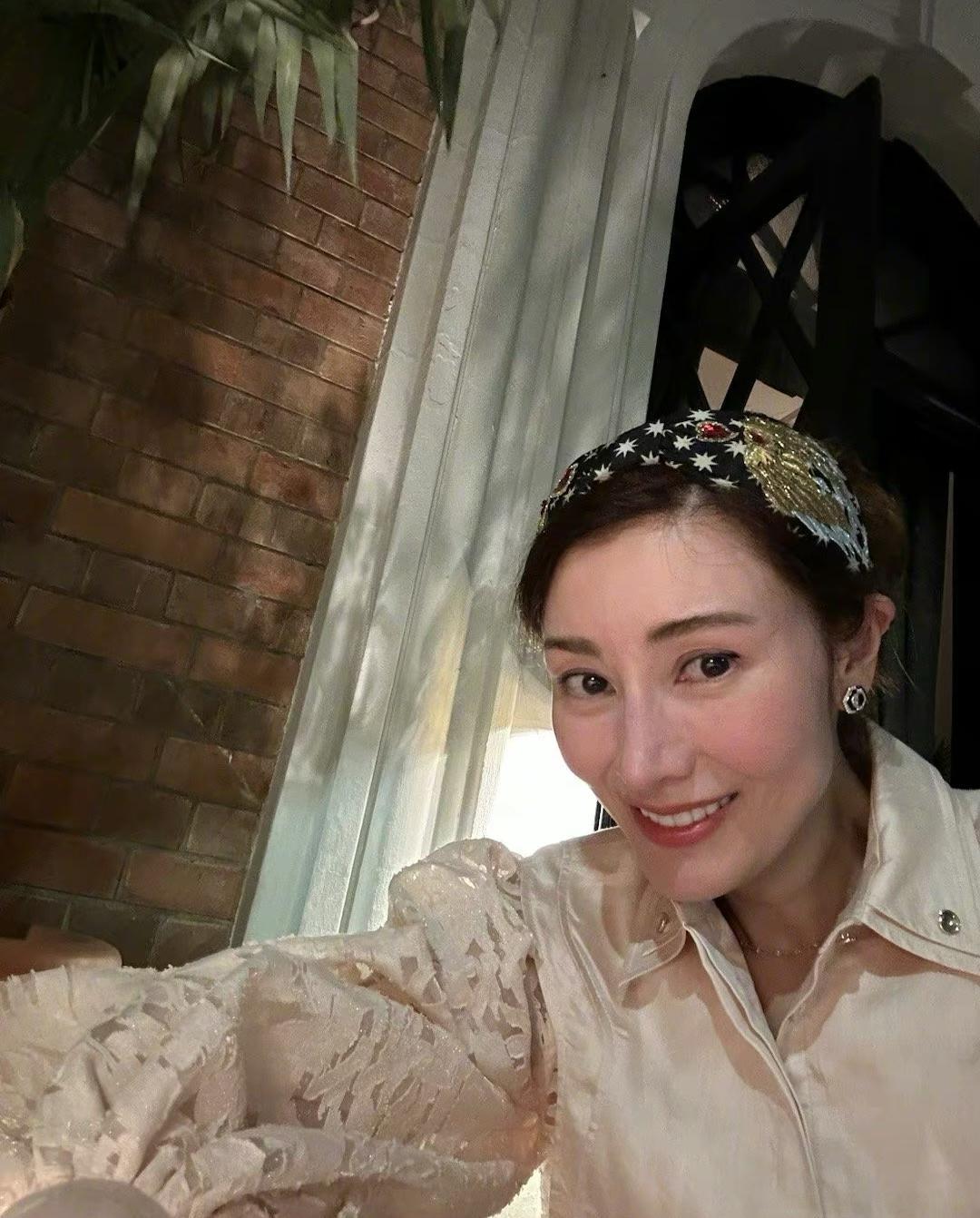 李嘉欣|李嘉欣晒登封写真照,穿“纸片衣”露出美背,首次透露住ICU细节