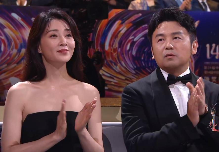 谭松韵|看众星金鹰奖颁奖礼造型：42岁殷桃黑裙显身材，谭松韵波点裙清新