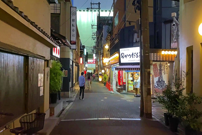 许多|东京繁荣发达，去旅游了解当地的风俗和传统，尤为重要
