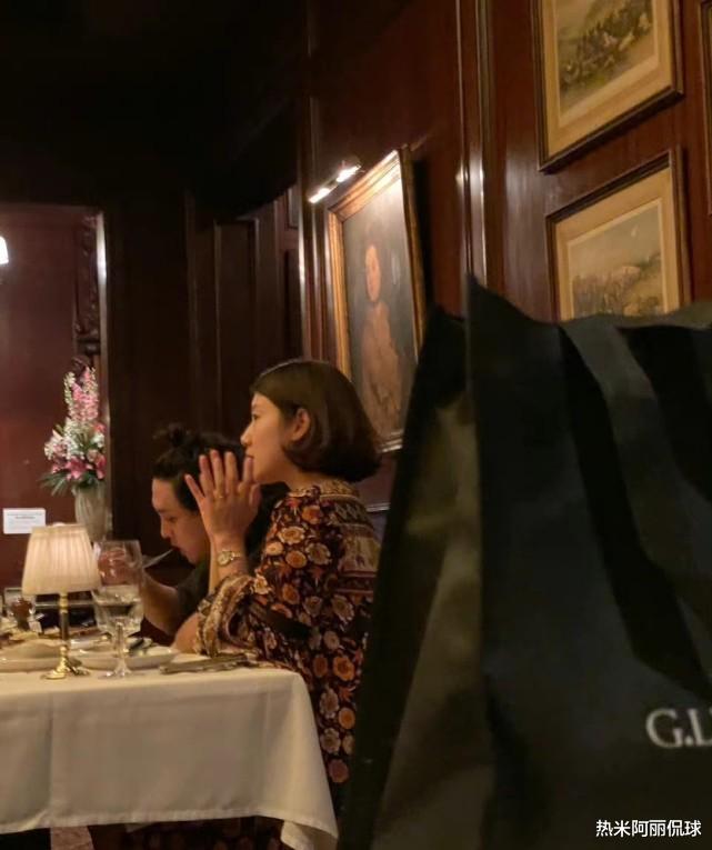 欧阳娜娜|朴信惠待产肚大如筐，剪短发迎接孩子出生，上围升级老公陪伴左右