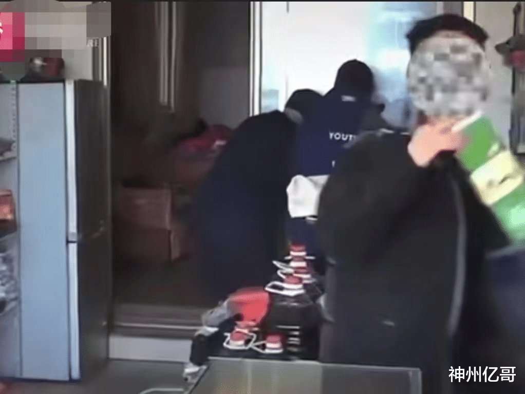 陕西宝鸡,80岁老大爷独自开店,一男一女相互打掩护偷走3条香烟