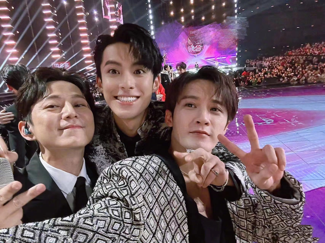 何炅|曝何炅爸爸去世已出殡,跨年夜上含泪主持,感谢医护人员被嘲作秀